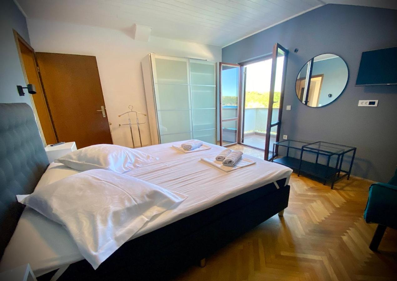 Apartements And Rooms Next To The Sea - Belveder Rab Супетарска Драга Екстериор снимка